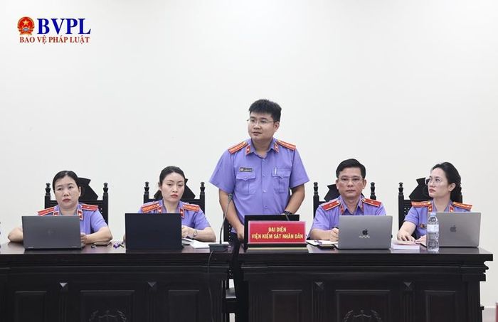  Đại diện VKSND TP Hà Nội luận tội đối với các bị cáo.