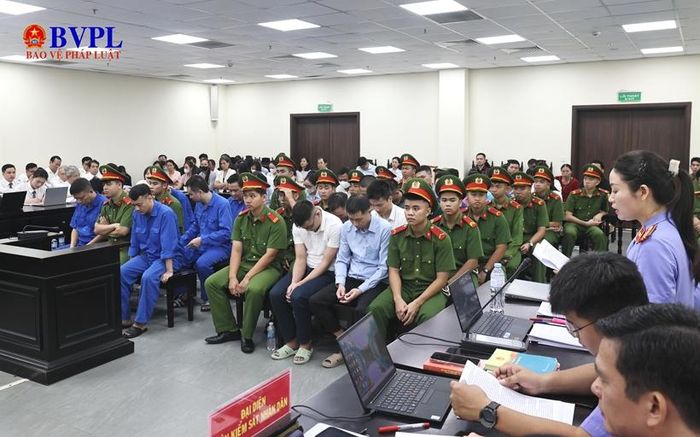  Quang cảnh đại diện Viện kiểm sát công bố bản luận tội đối với các bị cáo.