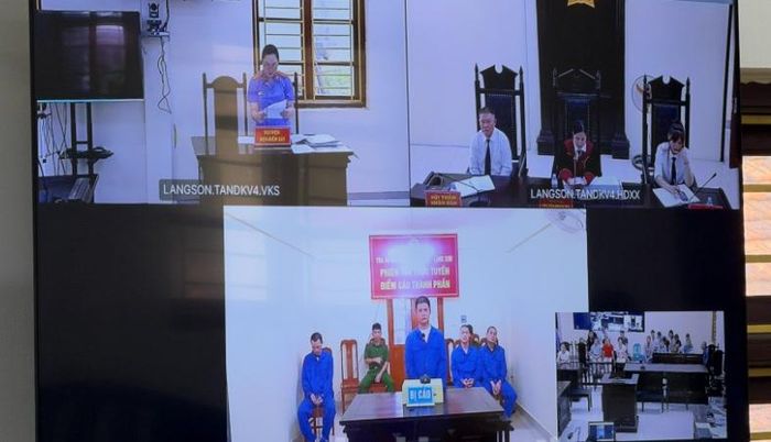 Phiên tòa xét xử vụ án “Gây rối trật tự công cộng” bằng hình thức trực tuyến.