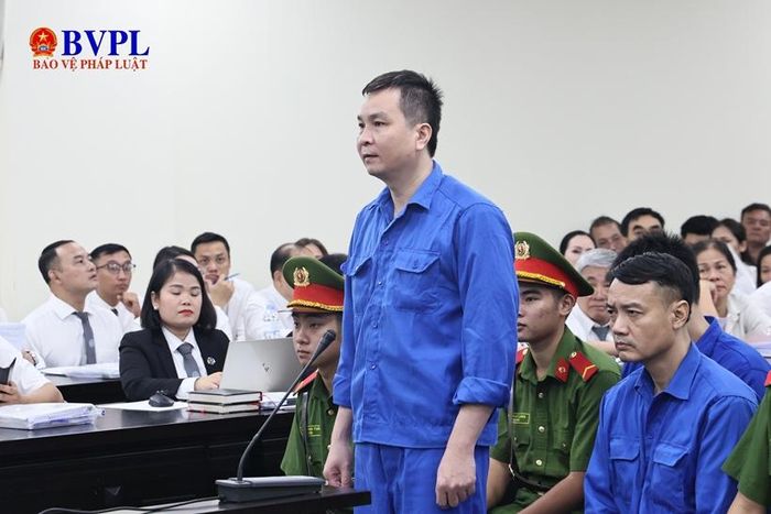 Bị cáo Bùi Quốc Hưng trước bục khai báo.