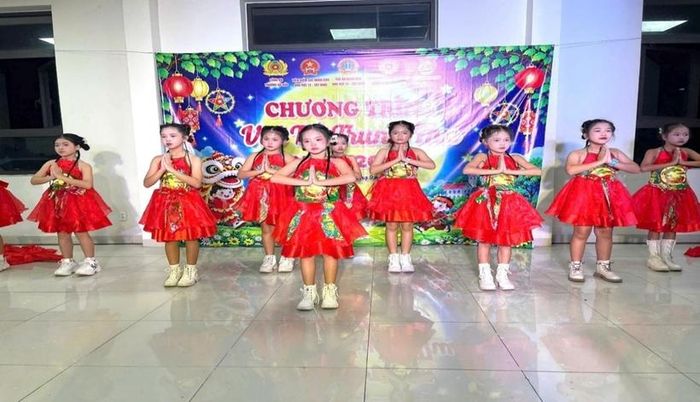 Tiết mục văn nghệ của các em thiếu nhi mang đến sắc màu tươi vui, góp phần tạo nên không khí rộn ràng cho đêm hội “Vui Tết Trung thu năm 2026”.
