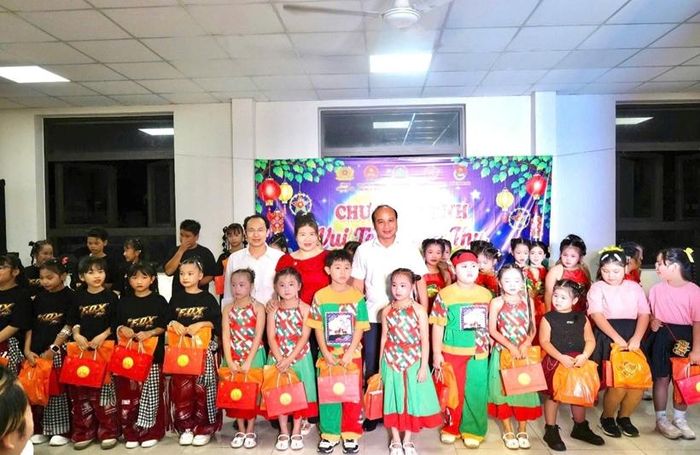 Đồng chí lãnh đạo cùng các em thiếu nhi lưu giữ khoảnh khắc đáng nhớ tại chương trình “Vui Tết Trung thu năm 2026”.