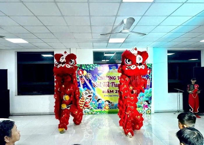 Màn múa lân sư rồng rộn ràng, mang đến sắc màu truyền thống, tạo nên không khí phấn khởi cho đêm hội.