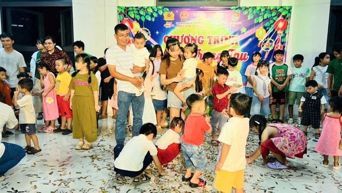 Niềm vui rạng rỡ trên gương mặt em nhỏ cùng phụ huynh sau khi nhận quà Trung thu.