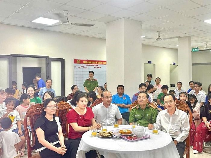 Lãnh đạo địa phương cùng lãnh đạo các đơn vị hòa chung không khí vui tươi của đêm hội Trung thu năm 2026.