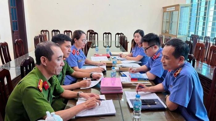 Đoàn kiểm sát làm việc tại Công an phường Nam Định.