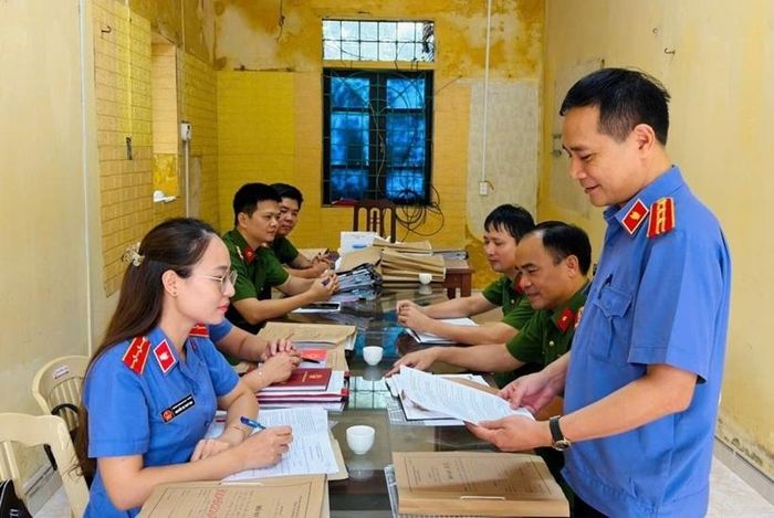 Đoàn kiểm sát công bố Quyết định trực tiếp kiểm sát tại Công an phường Mỹ Lộc.