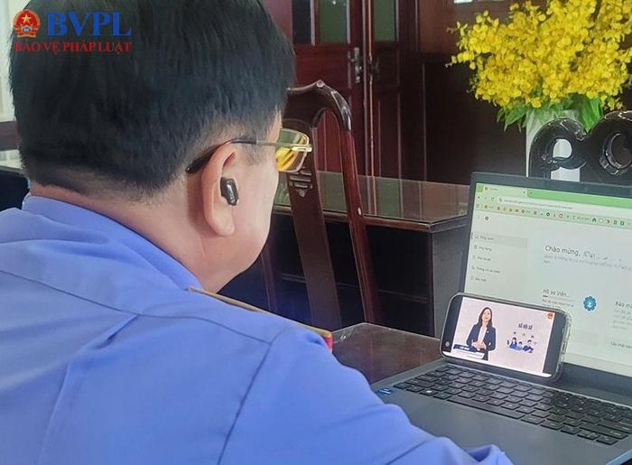 Đồng chí Chánh Thanh tra VKSND tỉnh nêu gương trong học tập chương trình “Bình dân học vụ số”.