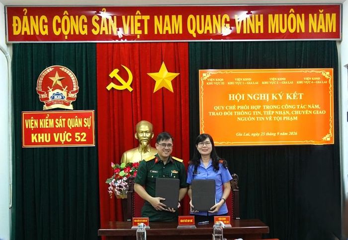 Lãnh đạo VKSQS khu vực 52 và lãnh đạo VKSND khu vực 1 tỉnh Gia Lai ký kết quy chế phối hợp.