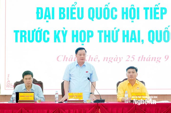 Các đại biểu Quốc hội đoàn Nghệ An tiếp xúc cử tri xã Châu Khê. Ảnh: Phạm Bằng