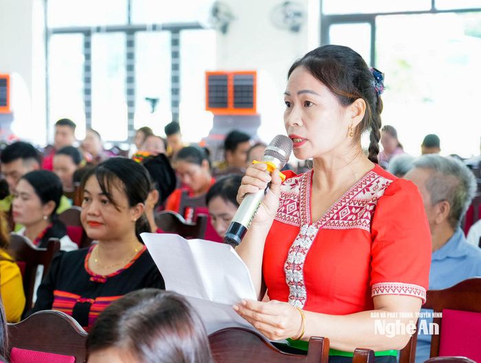 Cử tri xã Châu Khê trình bày ý kiến, kiến nghị đến các đại biểu Quốc hội. Ảnh: Phạm Bằng