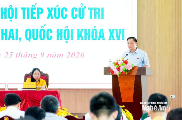 Bí thư Tỉnh ủy, Trưởng Đoàn ĐBQH tỉnh Nguyễn Khắc Thận phát biểu tiếp thu, giải trình, trao đổi kiến nghị của cử tri. Ảnh: Phạm Bằng