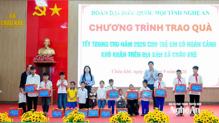 Đại biểu Quốc hội trao quà Tết Trung thu đến các cháu thiếu niên, nhi đồng có hoàn cảnh khó khăn trên địa bàn xã Châu Khê. Ảnh: Phạm Bằng