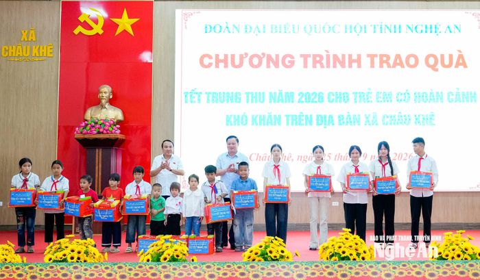 Bí thư Tỉnh ủy, Trưởng Đoàn ĐBQH tỉnh Nguyễn Khắc Thận tặng quà Tết Trung thu đến các cháu thiếu niên, nhi đồng có hoàn cảnh khó khăn trên địa bàn xã Châu Khê. Ảnh: Phạm Bằng