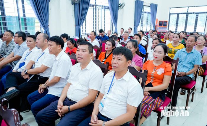 Cử tri xã Châu Khê tham dự hội nghị. Ảnh: Phạm Bằng