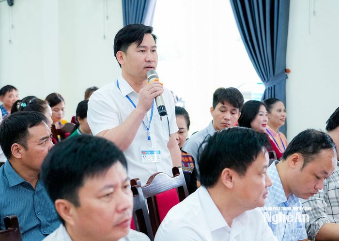 Cử tri xã Châu Khê trình bày ý kiến, kiến nghị đến các đại biểu Quốc hội. Ảnh: Phạm Bằng