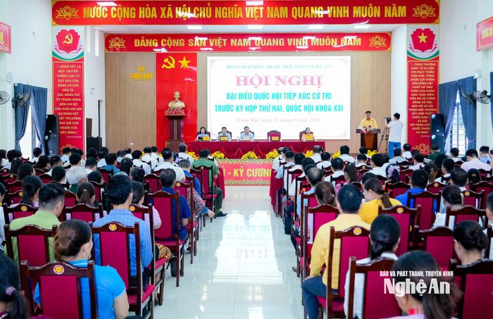 Đại biểu Quốc hội đoàn Nghệ An tiếp xúc cử tri xã Châu Khê. Ảnh: Phạm Bằng