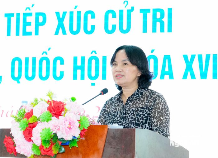 Phó Giám đốc Sở Nông nghiệp và Môi trường Võ Thị Nhung trao đổi, trả lời các ý kiến, kiến nghị của cử tri. Ảnh: Phạm Bằng