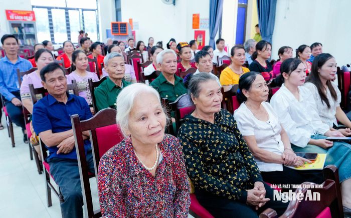 Cử tri xã Châu Khê tham dự hội nghị. Ảnh: Phạm Bằng