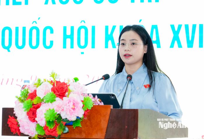 Đại biểu Quốc hội Lo Thị Bảo Vy - Giáo viên Trường Tiểu học Quỳnh Lập A, phường Tân Mai đã thông báo đến cử tri dự kiến chương trình kỳ họp thứ 2, Quốc hội khóa XVI. Ảnh: Phạm Bằng
