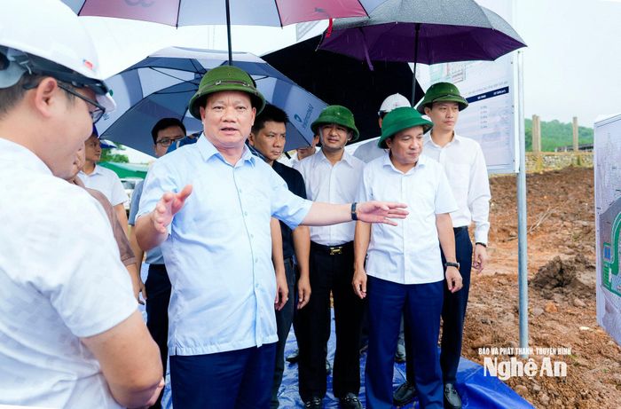 Bí thư Tỉnh uỷ Nguyễn Khắc Thận đề nghị nhà thầu tổ chức thi công khoa học, tập trung nguồn lực, đảm bảo tiến độ và an toàn lao động trong quá trình xây dựng. Ảnh: Phạm Bằng