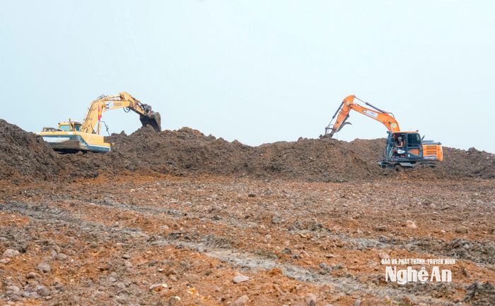 Nhà thầu đang tổ chức san nền Dự án Trường Phổ thông nội trú liên cấp Tiểu học và THCS xã Châu Khê. Ảnh: Phạm Bằng
