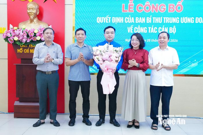 Lãnh đạo các Ban xây dựng Đảng Tỉnh ủy tặng hoa chúc mừng Bí thư Tỉnh đoàn Hồ Phúc Hải. Ảnh: Mai Hoa