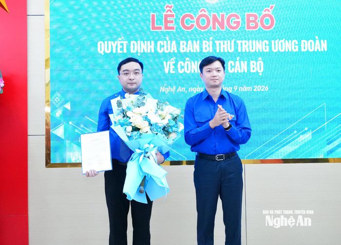 Đồng chí Nguyễn Minh Triết - Ủy viên Dự khuyết Ban Chấp hành Trung ương Đảng, Bí thư Thường trực Ban Chấp hành Trung ương Đoàn, Chủ tịch Trung ương Hội Sinh viên Việt Nam trao Quyết định và tặng hoa chúc mừng đồng chí Hồ Phúc Hải. Ảnh: Mai Hoa