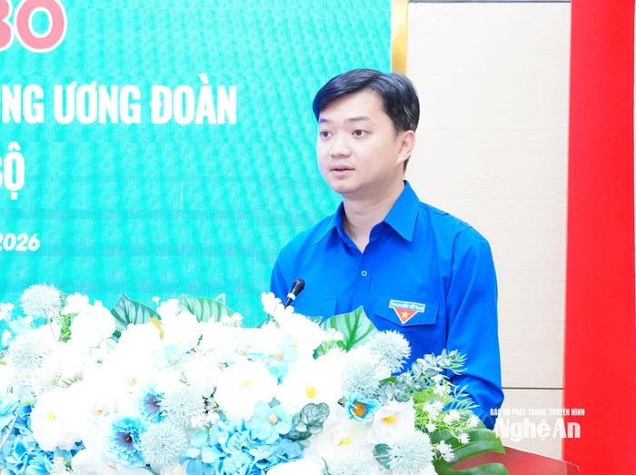 Đồng chí Nguyễn Minh Triết - Ủy viên Dự khuyết Ban Chấp hành Trung ương Đảng, Bí thư Thường trực Ban Chấp hành Trung ương Đoàn, Chủ tịch Trung ương Hội Sinh viên Việt Nam phát biểu giao nhiệm vụ cho tân Bí thư Tỉnh đoàn Nghệ An Hồ Phúc Hải. Ảnh: Mai Hoa