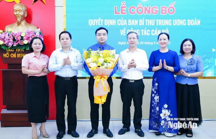 Lãnh đạo Ủy ban MTTQ Việt Nam tỉnh và các tổ chức chính trị - xã hội tỉnh tặng hoa chúc mừng Bí thư Tỉnh đoàn Hồ Phúc Hải. Ảnh: Mai Hoa