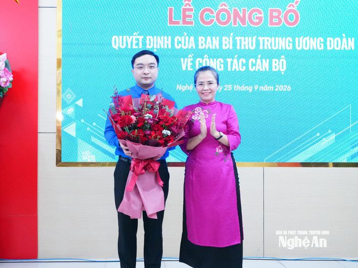 Đồng chí Võ Thị Minh Sinh - Phó Bí thư Tỉnh ủy, Chủ tịch Ủy ban MTTQ Việt Nam tỉnh tặng hoa chúc mừng Bí thư Tỉnh đoàn Hồ Phúc Hải. Ảnh: Mai Hoa