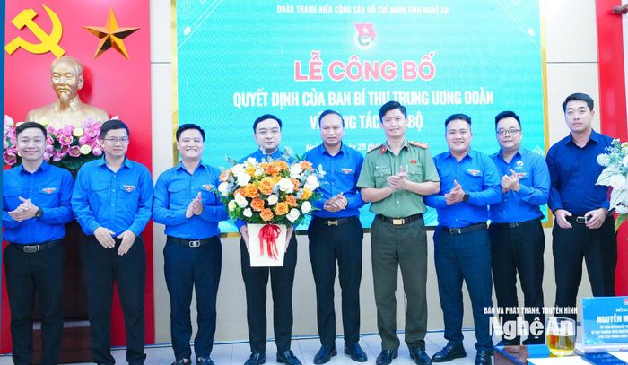 Ban Thường vụ Tỉnh đoàn tặng hoa chúc mừng Bí thư Tỉnh đoàn Hồ Phúc Hải. Ảnh: Mai Hoa