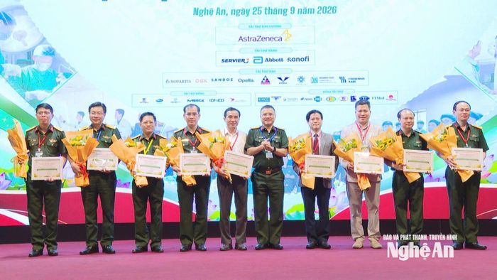Tặng quà cho các đại biểu tham gia hội nghị. Ảnh: Hữu Dũng