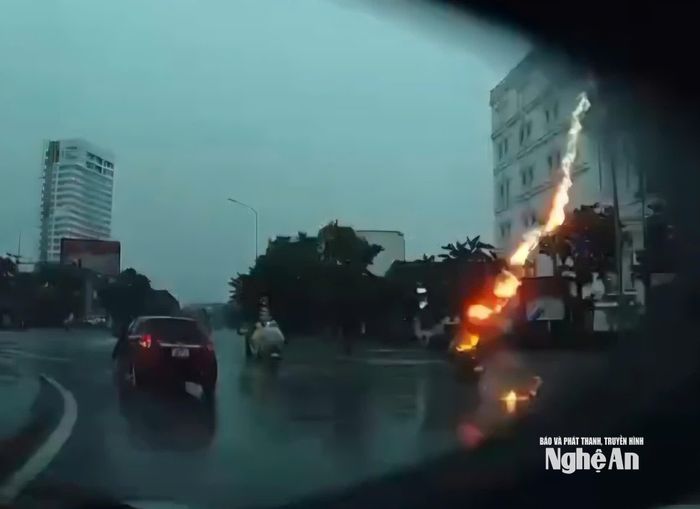 Khoảnh khắc người phụ nữ gặp nạn. Ảnh độc giả cung cấp