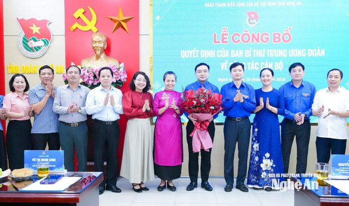 Các đồng chí lãnh đạo Trung ương Đoàn và tỉnh Nghệ An tặng hoa chúc mừng tân Bí thư Tỉnh đoàn Hồ Phúc Hải. Ảnh: Mai Hoa