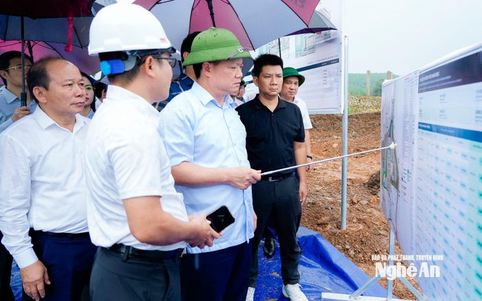 Đồng chí Nguyễn Khắc Thận - Ủy viên Trung ương Đảng, Bí thư Tỉnh uỷ, Trưởng Đoàn ĐBQH tỉnh kiểm tra tiến độ xây dựng Trường phổ thông nội trú Tiểu học và THCS xã Châu Khê. Ảnh: Phạm Bằng
