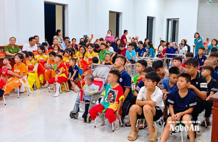 Các em nhỏ vui Trung thu tại Trung tâm Công tác xã hội tỉnh Nghệ An. Ảnh: CSCC