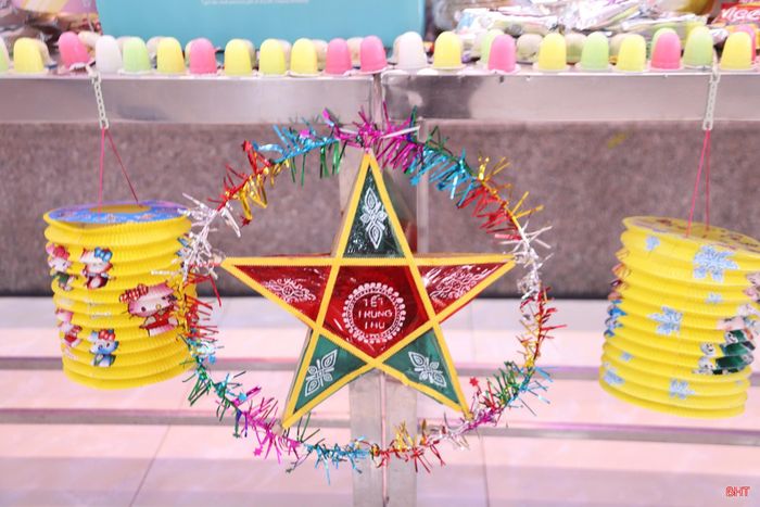 Những món quà được gửi trao, mang niềm vui Trung thu cho các em nhỏ mồ côi.