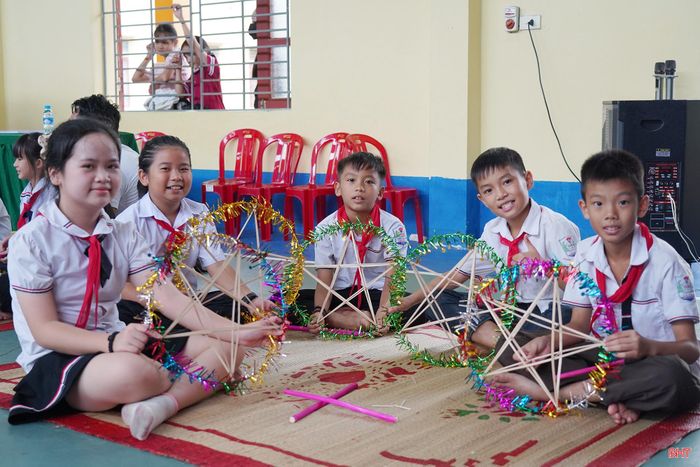 Niềm vui Trung thu đến với những em nhỏ nơi biên cương.