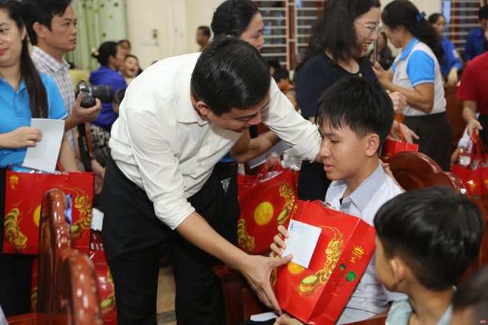 Trung thu là dịp để các cấp, ngành và cộng đồng xã hội dành sự quan tâm, yêu thương, sẻ chia cho những em nhỏ hoàn cảnh khó khăn.