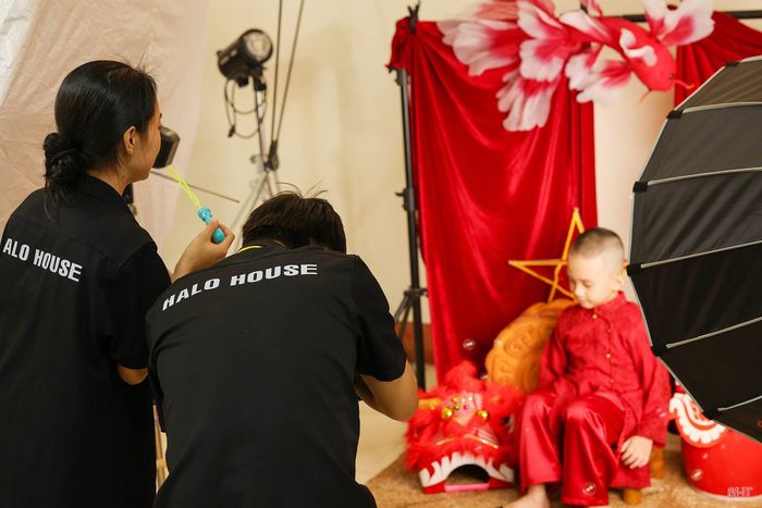 Những bức ảnh được chụp với tình yêu thương, sự quan tâm và sẻ chia mang đến niềm vui cho các bệnh nhi.