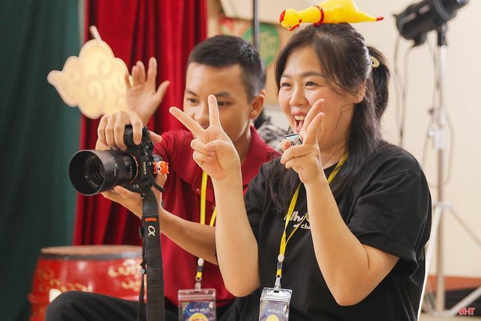 Ekip chụp hình chuẩn bị chu đáo từ trang phục đến đạo cụ và hướng dẫn các bé tạo dáng.