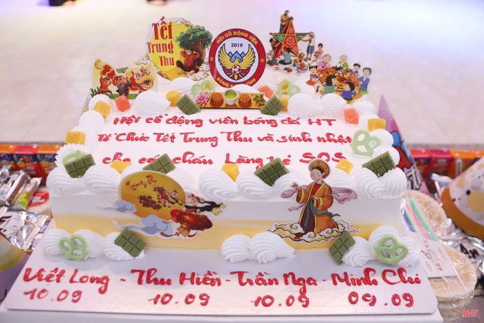 Nhiều em nhỏ ở Làng Trẻ vừa vui Trung thu, vừa được đón tuổi mới trong vòng tay yêu thương của mọi người.
