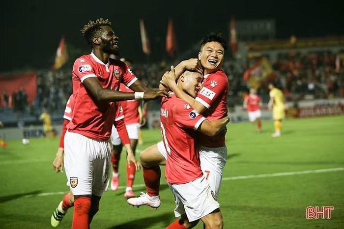 Phi Sơn, Tuấn Hải cùng đồng đội ăn mừng sau bàn thắng mở tỷ số tại V.League 1, năm 2020. Ảnh: Đình Nhất.