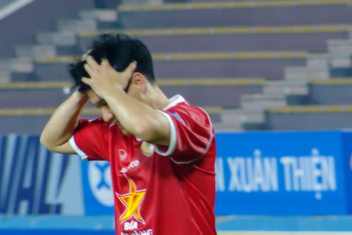 Phi Sơn tiếc nuối khi không thực hiện thành công lượt đá penalty. Ảnh chụp màn hình.