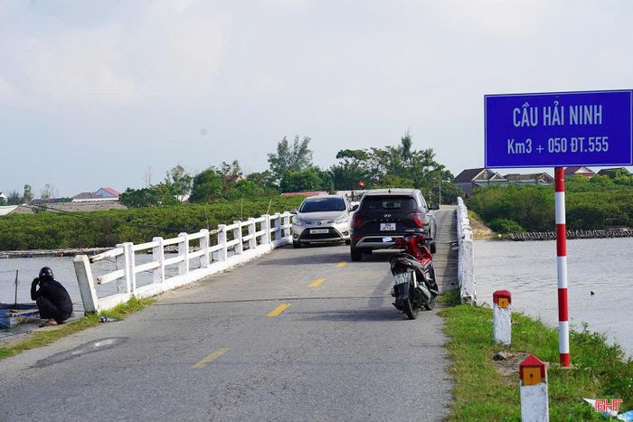 Theo đó, cầu Hải Ninh hiện hữu được xây dựng từ năm 2001, nằm trên tuyến ĐT.555, kết nối từ quốc lộ 1 về khu vực Hải Ninh.
