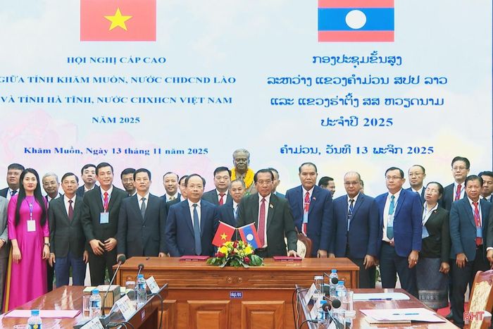 Đồng chí Nguyễn Duy Lâm - Ủy viên Trung ương Đảng, Bí thư Tỉnh ủy, Trưởng đoàn Đại biểu Quốc hội Hà Tĩnh và Bí thư - Tỉnh trưởng tỉnh Khăm Muồn Văn Xay Phong Sả Vẳn tại Hội nghị cấp cao 2 tỉnh Hà Tĩnh - Khăm Muồn vào tháng 11/2025.