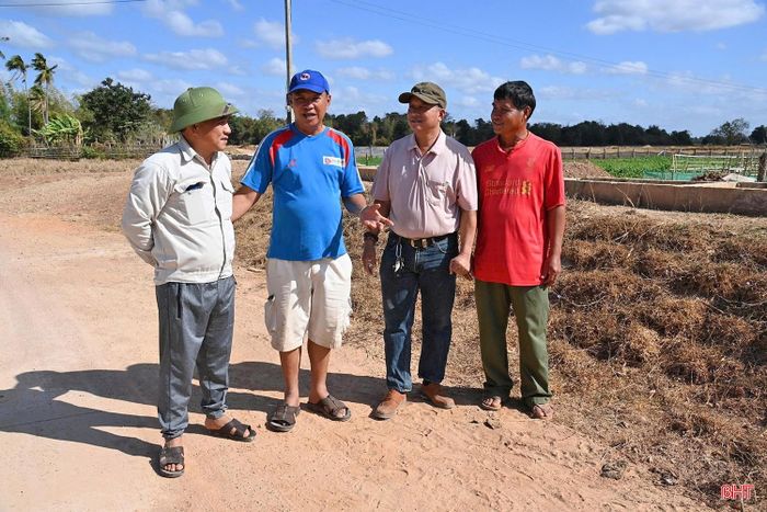 Ông Hom Lương Vy Đay (thứ 2 bên trái), bản Xiềng Vang, huyện Nỏng Bốc, tỉnh Khăm Muồn.