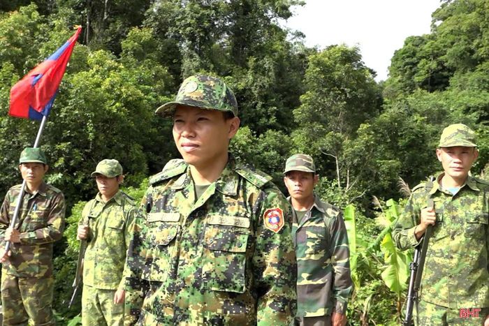 Đồn Biên phòng Bản Giàng và Đại đội bảo vệ biên giới 311, Bộ CHQS tỉnh Khăm Muồn phối hợp kiểm tra đường biên, cột mốc trong các cuộc tuần tra song phương.