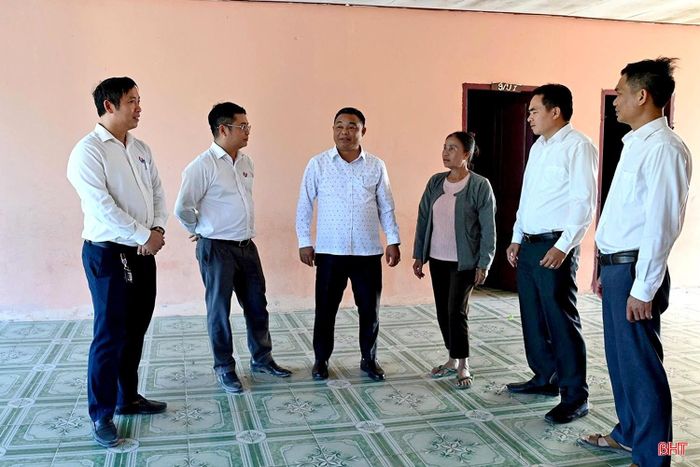 Ông Thong Xây Măng No Mếch (thứ 3 bên trái) - Bí thư Huyện ủy Xê Băng Phay, tỉnh Khăm Muồn và cán bộ Công ty TNHH MTV Việt Lào kiểm tra công trình trường học do công ty hỗ trợ xây dựng.